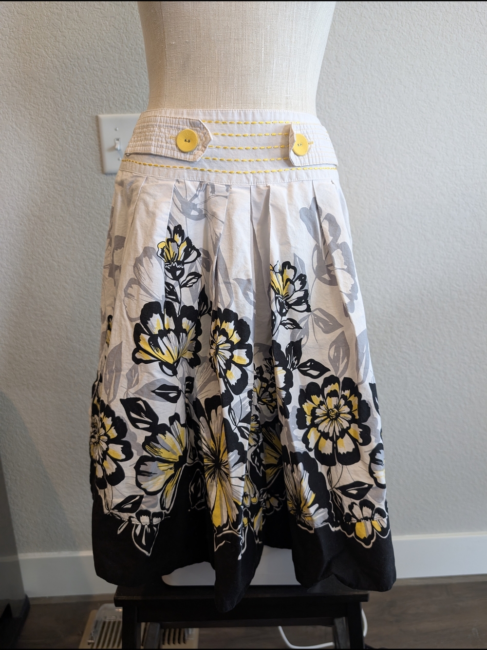 Aryeh Sz M White Floral A-Line Skirt with Yellow and Black Accents Boho - Picture 1 of 5